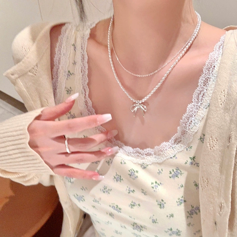 Layered Pendant Necklace Aesthetic - Modische Vintage-Halskette mit Schleifenanhänger, Perlen und