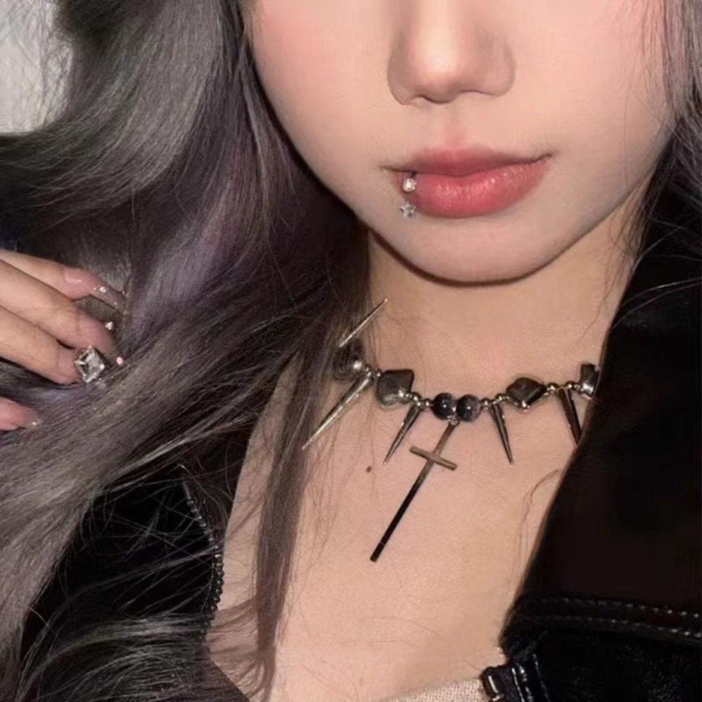 Goth Punk Spike Choker - Y2K Subkultur Spike-Kreuz-Nieten-Quasten-Halskette mit Glaskristallperlen, Perlenkette,