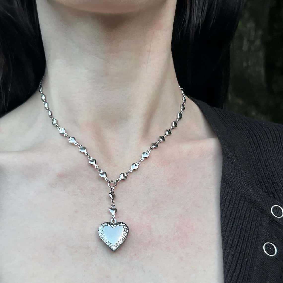 Rosenkranz-Lariat-Kettenhalske – Heart Locket Necklace Photo Bewertung und Preis