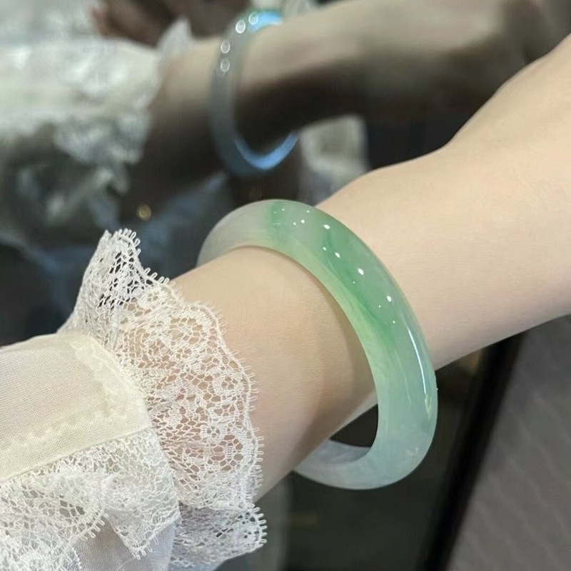 Myanmar-Eisjade mit Blumenmust – Bracelets Bewertung und Preis