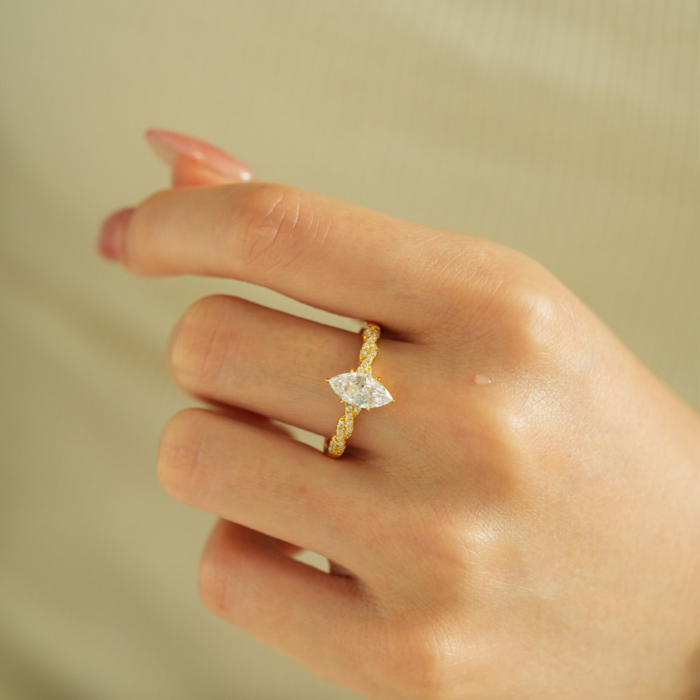 Lumira 100% 18K Gold Marquise  – Moissanite Engagement Ring 1 Carat Bewertung und Preis