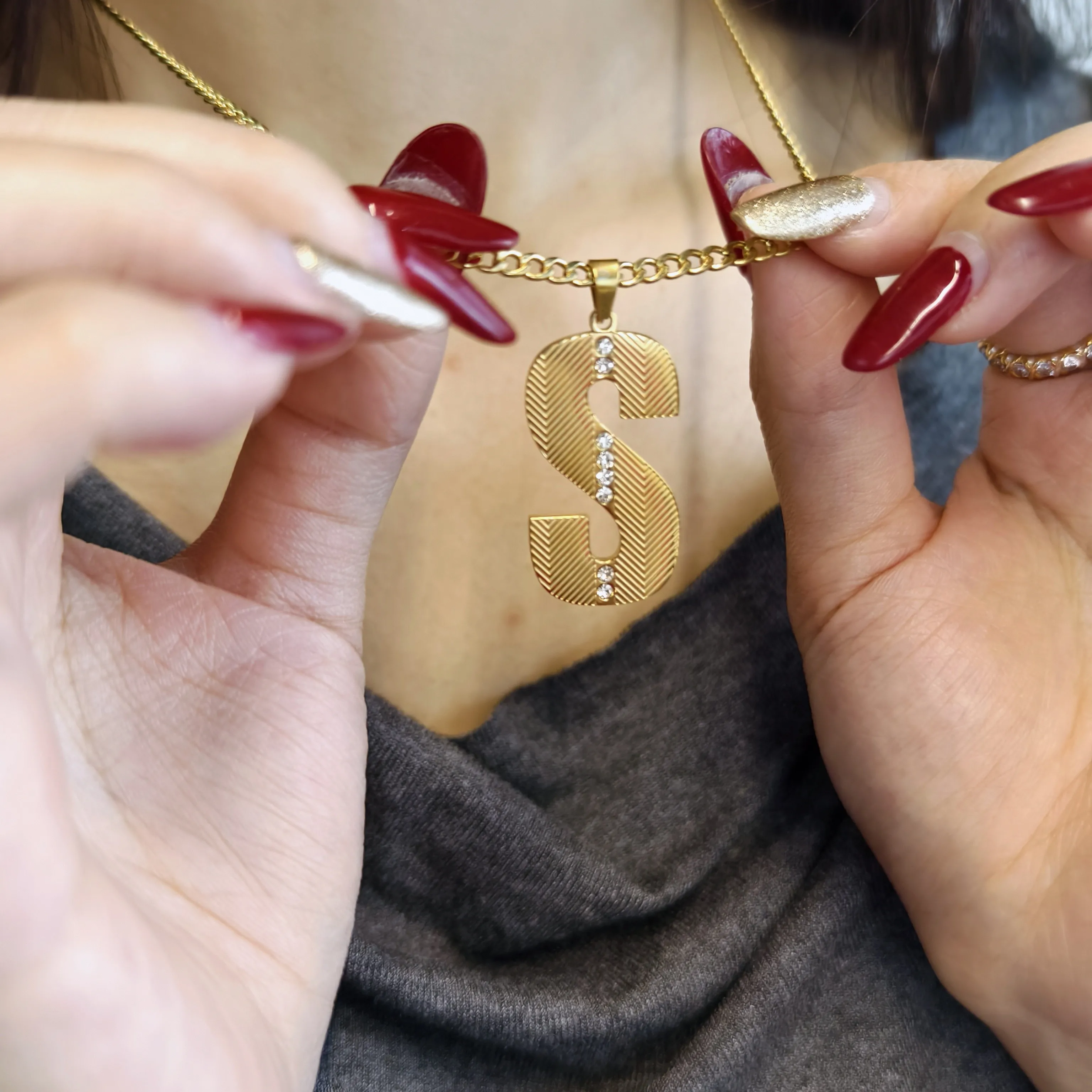 18K Gold Vermeil Texturierter  – Initial Letter Necklace 18K Gold Bewertung und Preis